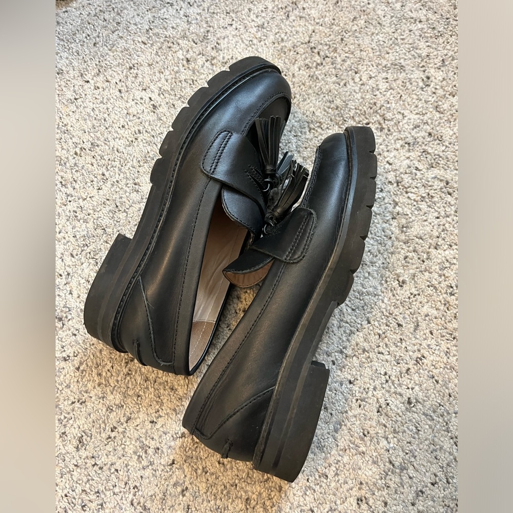 Stuart Weitzman lug some loafers